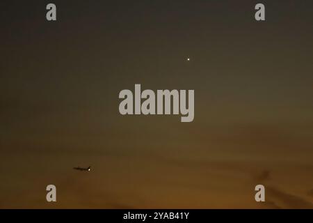 Newark, Stati Uniti. 12 ottobre 2024. La cometa C/2023 A3 Tsuchinshan-ATLAS è vista nel cielo sopra Newark, New Jersey, Stati Uniti, sabato sera, 12 ottobre, 2024. credito: Brazil Photo Press/Alamy Live News Foto Stock