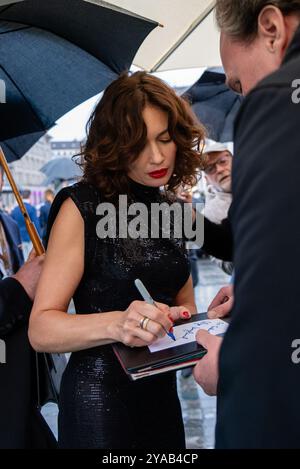 Zurigo, Svizzera. 12 ottobre 2024. Olga Kurylenko firma autografi sul tappeto verde al 20° Festival del Cinema di Zurigo. Crediti: Fabienne Koch/Alamy Live News Foto Stock