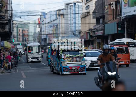 Colon Street nella città di Cebu è la strada più antica delle Filippine, piena di vita e storia. È un vivace centro commerciale, fiancheggiato da negozi, e Foto Stock