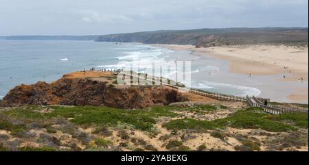 Panorama di una costa con spiaggia e scogliere, spiaggia Praia Bordeira, Parque Natural do Sudoeste Alentejano e Costa Vicentina, Faro, Algarve, Portogallo Foto Stock