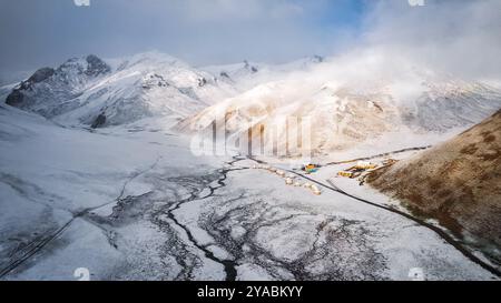 Neve a Tash Rabat Caravanserai in Kirghizistan Foto Stock