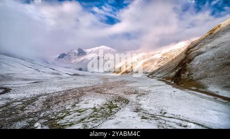 Neve a Tash Rabat Caravanserai in Kirghizistan Foto Stock