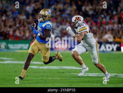 12 ottobre 2024 il running back degli UCLA Bruins T.J. Harden (25) porta la palla durante la partita contro i Minnesota Golden Gophers al Rose Bowl di Pasadena in California. Credito fotografico obbligatorio: Charles Baus/CSM Foto Stock