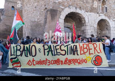 Roma, Italia. 12 ottobre 2024. Manifestazione a Roma organizzata dal movimento studentesco palestinese e dalla Comunità palestinese di Roma (foto di Matteo Nardone/Pacific Press) crediti: Pacific Press Media Production Corp./Alamy Live News Foto Stock