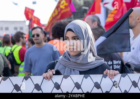 Roma, Italia. 12 ottobre 2024. Manifestazione a Roma organizzata dal movimento studentesco palestinese e dalla Comunità palestinese di Roma (foto di Matteo Nardone/Pacific Press) crediti: Pacific Press Media Production Corp./Alamy Live News Foto Stock