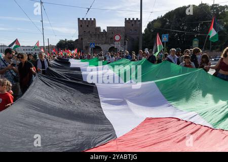 Roma, Italia. 12 ottobre 2024. Manifestazione a Roma organizzata dal movimento studentesco palestinese e dalla Comunità palestinese di Roma (foto di Matteo Nardone/Pacific Press/Sipa USA) crediti: SIPA USA/Alamy Live News Foto Stock