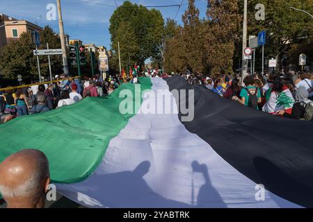 Roma, Italia. 12 ottobre 2024. Manifestazione a Roma organizzata dal movimento studentesco palestinese e dalla Comunità palestinese di Roma (foto di Matteo Nardone/Pacific Press/Sipa USA) crediti: SIPA USA/Alamy Live News Foto Stock