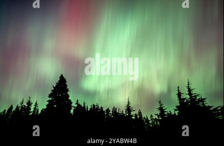 aurora boreale nelle cascate nord durante la tempesta solare 10-10-2024 Foto Stock