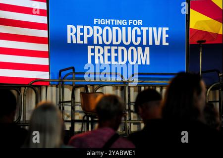 Phoenix, Arizona, Stati Uniti. 12 ottobre 2024. La First Lady JILL BIDEN si rivolse ai sostenitori della campagna Harris-Walz a Phoenix, sostenendo i diritti all'aborto come parte del tour nazionale in autobus "lotta per la libertà riproduttiva". Il tour, segnato da un grande autobus blu, farà circa 60 fermate in tutti gli stati chiave del campo di battaglia prima delle elezioni del 2024. (Credit Image: © Eduardo Barraza/ZUMA Press Wire) SOLO PER USO EDITORIALE! Non per USO commerciale! Foto Stock