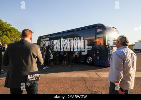 Phoenix, Arizona, Stati Uniti. 12 ottobre 2024. La First Lady JILL BIDEN si rivolse ai sostenitori della campagna Harris-Walz a Phoenix, sostenendo i diritti all'aborto come parte del tour nazionale in autobus "lotta per la libertà riproduttiva". Il tour, segnato da un grande autobus blu, farà circa 60 fermate in tutti gli stati chiave del campo di battaglia prima delle elezioni del 2024. (Credit Image: © Eduardo Barraza/ZUMA Press Wire) SOLO PER USO EDITORIALE! Non per USO commerciale! Foto Stock