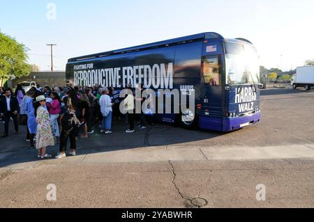 Phoenix, Arizona, Stati Uniti. 12 ottobre 2024. La First Lady JILL BIDEN si rivolse ai sostenitori della campagna Harris-Walz a Phoenix, sostenendo i diritti all'aborto come parte del tour nazionale in autobus "lotta per la libertà riproduttiva". Il tour, segnato da un grande autobus blu, farà circa 60 fermate in tutti gli stati chiave del campo di battaglia prima delle elezioni del 2024. (Credit Image: © Eduardo Barraza/ZUMA Press Wire) SOLO PER USO EDITORIALE! Non per USO commerciale! Foto Stock