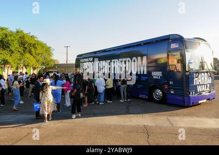 Phoenix, Arizona, Stati Uniti. 12 ottobre 2024. La First Lady JILL BIDEN si rivolse ai sostenitori della campagna Harris-Walz a Phoenix, sostenendo i diritti all'aborto come parte del tour nazionale in autobus "lotta per la libertà riproduttiva". Il tour, segnato da un grande autobus blu, farà circa 60 fermate in tutti gli stati chiave del campo di battaglia prima delle elezioni del 2024. (Credit Image: © Eduardo Barraza/ZUMA Press Wire) SOLO PER USO EDITORIALE! Non per USO commerciale! Foto Stock