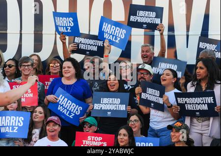 Phoenix, Arizona, Stati Uniti. 12 ottobre 2024. La First Lady JILL BIDEN si rivolse ai sostenitori della campagna Harris-Walz a Phoenix, sostenendo i diritti all'aborto come parte del tour nazionale in autobus "lotta per la libertà riproduttiva". Il tour, segnato da un grande autobus blu, farà circa 60 fermate in tutti gli stati chiave del campo di battaglia prima delle elezioni del 2024. (Credit Image: © Eduardo Barraza/ZUMA Press Wire) SOLO PER USO EDITORIALE! Non per USO commerciale! Foto Stock