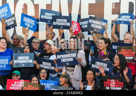 Phoenix, Arizona, Stati Uniti. 12 ottobre 2024. La First Lady JILL BIDEN si rivolse ai sostenitori della campagna Harris-Walz a Phoenix, sostenendo i diritti all'aborto come parte del tour nazionale in autobus "lotta per la libertà riproduttiva". Il tour, segnato da un grande autobus blu, farà circa 60 fermate in tutti gli stati chiave del campo di battaglia prima delle elezioni del 2024. (Credit Image: © Eduardo Barraza/ZUMA Press Wire) SOLO PER USO EDITORIALE! Non per USO commerciale! Foto Stock