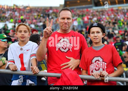 Eugene, Oregon, Stati Uniti. 12 ottobre 2024. Tifosi dello stato dell'Ohio durante la partita di football NCAA tra gli Ohio State Buckeyes e gli Oregon Ducks a Eugene, Oregon. L'Oregon sconfisse l'Ohio State 32-31. Steve Faber/CSM/Alamy Live News Foto Stock