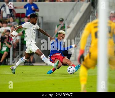 Austin, Texas, Stati Uniti. 12 ottobre 2024. Il difensore degli Stati Uniti Antonee Robinson (5) tenta di stabilire un tiro in porta mentre il difensore di Panama Michael Murillo (23) difende e il portiere di Panama Orlando Mosquera (22) guarda durante un'amichevole internazionale il 12 ottobre 2024 ad Austin, Texas USA. (Credit Image: © Scott Coleman/ZUMA Press Wire) SOLO PER USO EDITORIALE! Non per USO commerciale! Foto Stock