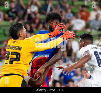 Austin, Texas, Stati Uniti. 12 ottobre 2024. Il portiere di Panama Orlando Mosquera (22) cattura il difensore degli Stati Uniti Mark McKenzie (4) in faccia con un guanto durante un'amichevole internazionale il 12 ottobre 2024 ad Austin, Texas USA. (Credit Image: © Scott Coleman/ZUMA Press Wire) SOLO PER USO EDITORIALE! Non per USO commerciale! Foto Stock