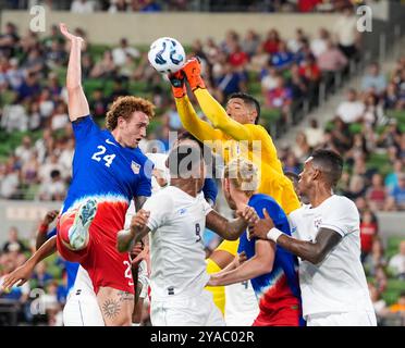 Austin, Texas, Stati Uniti. 12 ottobre 2024. Il portiere di Panama Orlando Mosquera (22) dà un pugno all'attaccante degli Stati Uniti Josh Sargent (24) durante un'amichevole internazionale tra la nazionale maschile degli Stati Uniti e Panama il 12 ottobre 2024 ad Austin, Texas USA. (Credit Image: © Scott Coleman/ZUMA Press Wire) SOLO PER USO EDITORIALE! Non per USO commerciale! Foto Stock