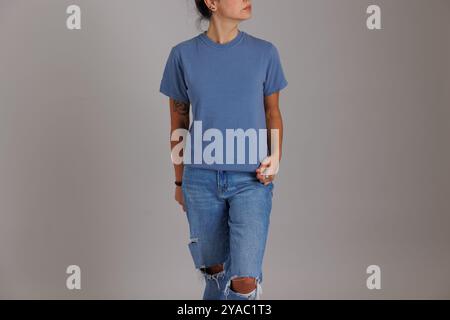 Modello che indossa una t-shirt dai colori comodi per mockup e flatlay gildan Foto Stock