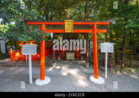 Santuario Aioi-no-yashiro di Shimogamo Jinja. Questo santuario, noto anche come santuario Kamo-mioya, è un santuario shintoista nella storica città di Kyoto, in Giappone. Questo Santuario appartiene Foto Stock