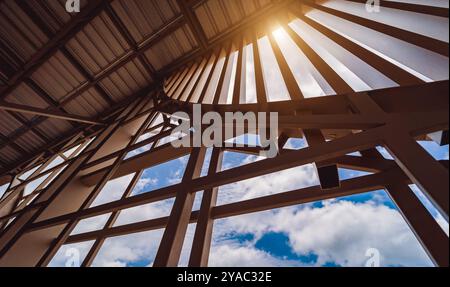 Una struttura caratterizzata da spranghe in legno sul cantiere che contribuiscono al suo stile architettonico Foto Stock