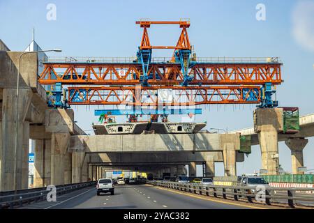 SAMUT PRAKAN, THAILANDIA, APR 20 2024, Una costruzione di un ponte segmentale sopraelevato prefabbricato sull'autostrada Foto Stock