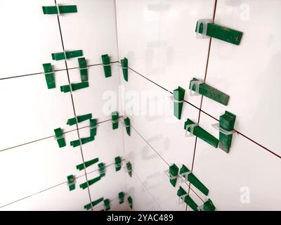 Affianca in un piccolo spazio la misurazione e la marcatura di una piastrella. Foto Stock