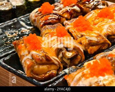 I deliziosi sushi roll sono ben disposti sui piatti Foto Stock