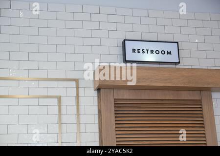 Servizi igienici moderni con un design elegante e sofisticato Foto Stock