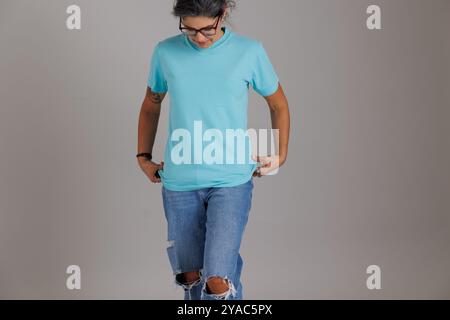 Modello che indossa una t-shirt dai colori comodi per mockup e flatlay gildan Foto Stock