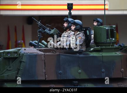 Madrid, Spagna. 12 ottobre 2024. I soldati sfilano durante la celebrazione della giornata Nazionale a Madrid, Spagna, 12 ottobre 2024. Crediti: Gustavo Valiente/Xinhua/Alamy Live News Foto Stock