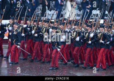 Madrid, Spagna. 12 ottobre 2024. I soldati sfilano durante la celebrazione della giornata Nazionale a Madrid, Spagna, 12 ottobre 2024. Crediti: Gustavo Valiente/Xinhua/Alamy Live News Foto Stock