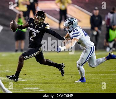 Boulder, Colorado, Stati Uniti. 12 ottobre 2024. Il quarterback dei Colorado Buffaloes Shedeur Sanders (2) tenta di sfuggire al linebacker dei Kansas State Wildcats Austin Romaine (45) durante la prima metà della partita di football tra Colorado e Kansas State a Boulder, CO. Derek Regensburger/CSM/Alamy Live News Foto Stock
