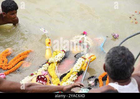 Alla fine delle celebrazioni del Durga Puja Festival i devoti immergono la dea Durga nel fiume Gange, segnando la fine del Durga Puja Festival indù. Il festival Durga Puja è il più grande evento religioso per gli indù bengalesi, credendo che la dea Durga simboleggi il potere e il trionfo del bene sul male. Il 12 ottobre 2024 a Kolkata, India. Kolkata Bengala Occidentale India Copyright: XDipaxChakrabortyx Foto Stock