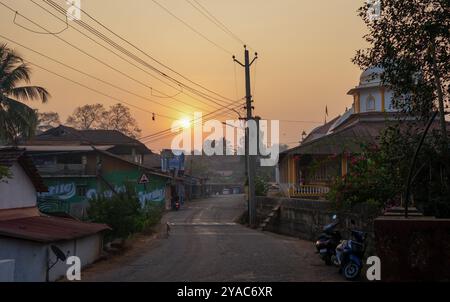 GOA, India - 28 febbraio 2024: City Street all'alba. Calma Foto Stock