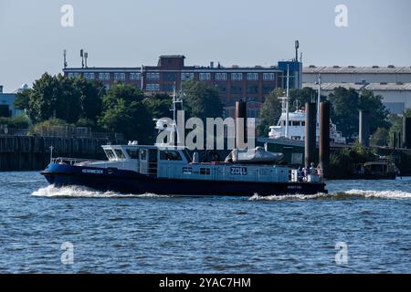 Amburgo, Germania - 09 05 2024: Un battello doganale sull'Elba nel porto di Amburgo Foto Stock