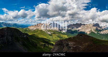 Splendida vista dalla vetta del col di Lana nelle Dolomiti durante il pomeriggio estivo Foto Stock