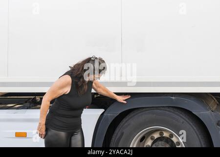 Un conducente del carrello controlla il carrello prima di partire Foto Stock