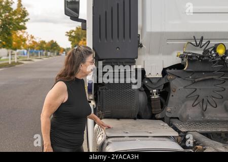 Il conducente controlla il suo veicolo prima di partire Foto Stock