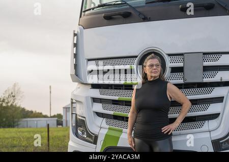 Un camionista davanti al suo furgone Foto Stock