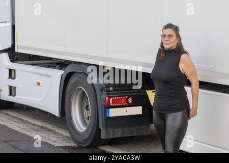 Un'anziana donna camionista prima di partire Foto Stock