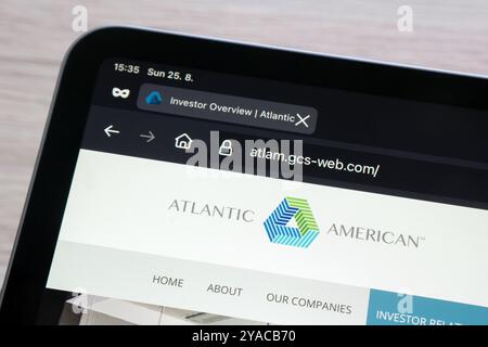 OSTRAVA, CECHIA - 25 AGOSTO 2024: Sito web della compagnia assicurativa Atlantic American Corporation su schermo LCD Foto Stock