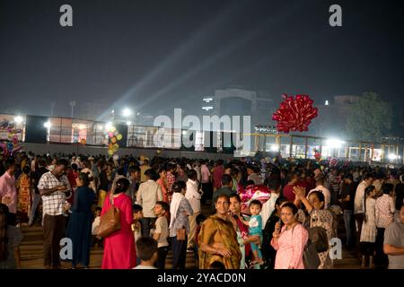 Rajkot, Gujarat, India. 12 ottobre 2024. C'è una grande folla al Ravan Dahan. Crediti: Nasirkhan Davi/Alamy Live News Foto Stock