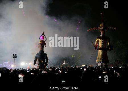 Rajkot, Gujarat, India. 12 ottobre 2024. La folla che porta video sul proprio cellulare. Crediti: Nasirkhan Davi/Alamy Live News Foto Stock