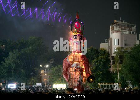 Rajkot, Gujarat, India. 12 ottobre 2024. Ritratto dello spettacolo di luci laser con statua in fiamme. Crediti: Nasirkhan Davi/Alamy Live News Foto Stock