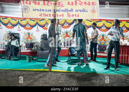 Rajkot, Gujarat, India. 12 ottobre 2024. VHP Blood Donation Camp. Crediti: Nasirkhan Davi/Alamy Live News Foto Stock