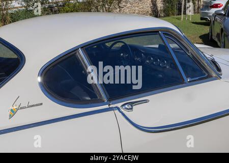 Coupé Classic volvo p1800s bianca parcheggiata con dettagli cromati sulla carrozzeria e sul finestrino Foto Stock