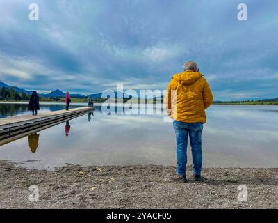 13.10.2024, Hopfensee in Bayern, Der Hopfensee bei Füssen im Allgäu, Steg direkt am SEE. Urlauber nutzen die Lage für Erholung. 13.10.2024.2024, am Hopfensee im Allgäu 13.10.2024.2024, am Hopfensee im Allgäu *** 13 10 2024, lago Hopfensee in Baviera, lago Hopfensee vicino a Füssen nel Allgäu, molo direttamente sul lago i vacanzieri utilizzano la posizione per rilassarsi 13 10 2024 2024, sul lago Hopfensee nel Allgäu 13 10 2024 2024, sul lago Hopfensee nel Allgäu Foto Stock