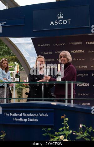 Ascot, Regno Unito. 6 settembre 2024. Presentazione dei vincitori. Il fantino Sean Levey vince la National RaceHorse Week handicap Stakes (Classe 2) al Big Food and Festival Weekend supportato da Chapel Down all'ippodromo di Ascot nel Berkshire. Proprietario della Gallop Racing, allenatore David o'Meara. Crediti: Maureen McLean/Alamy Foto Stock