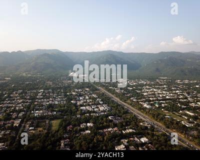 (241013) -- ISLAMABAD, 13 ottobre 2024 (Xinhua) -- una foto aerea con drone scattata l'8 ottobre 2024 mostra una vista della collina di Margalla e della moschea Faysal a Islamabad, capitale del Pakistan. Islamabad si trova tra la collina di Margalla e il lago Rawal sull'altopiano del Potwar. Benedetta da un clima accogliente e da uno splendido paesaggio, è soprannominata la "città dei giardini". (Xinhua/Ahmad Kamal) Foto Stock